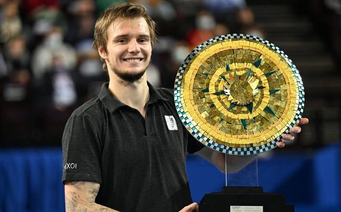 与年轻一代 与年轻一代